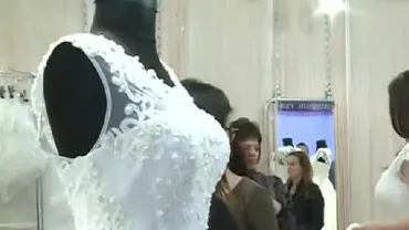 Buluc la târgul de nunți: Anul acesta se poartă rochiile din mătase naturală sau dantelă (VIDEO)