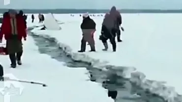 Momente de panică în Rusia: Mai mulți pescari au reușit cu greu să se salveze după ce o bucată mare de gheață s-a rupt (VIDEO)