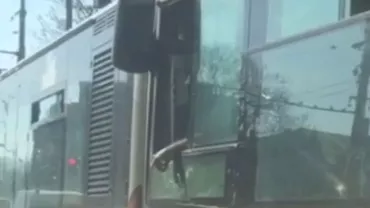 Legea nu e pentru toți: Un șofer RATB a fost surprins fumând la volanul mașinii de serviciu (VIDEO)