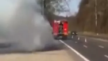 O mașină cu sistem GPL a ars ca o torță pe DN1 (VIDEO)