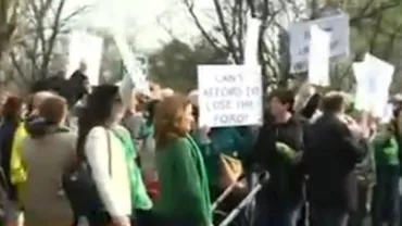 Protest amplu în Capitală: Zeci de bucureşteni au ieşit în stradă pentru a-şi striga nemulţumirile cu privire la distrugerea spațiilor verzi (VIDEO)