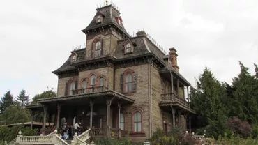 Mort în Disneyland. Trupul neînsuflețit al unui electrician a fost găsit într-o casă bântuită (VIDEO)