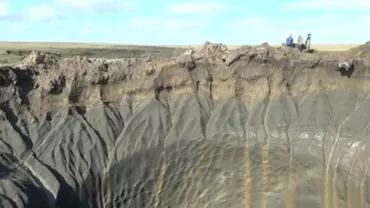 Oamenii de ştiinţă au descoperit cauza apariţiei craterelor uriașe din Siberia (VIDEO)