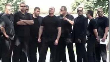 Iași: De teama clanului Cordunenilor, un bărbat merge la serviciu păzit de poliţişti înarmaţi