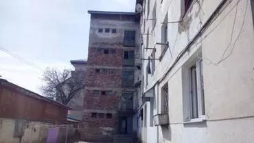 Suceava: „Blocul groazei“, o clădire care stă să cadă şi în care oamenii trăiesc printre şobolani (FOTO)