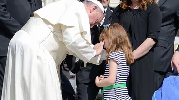 Scenă emoționantă la Vatican: Papa Francisc a binecuvântat o fetiță de 5 ani pe cale să orbească (VIDEO)