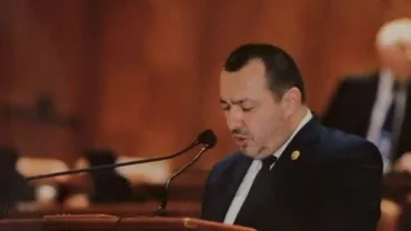 Argeș: Un parlamentar și-a concediat consiliera pentru că avea poze prea sexi pe Facebook. Replica tinerei: "Eu n-am dat înapoi atunci când m-am angajat la un bărbat acuzat în trecut de viol" (FOTO)