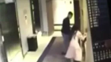 China: O femeie este agresată într-un hotel, fără ca cineva să o ajute (VIDEO)