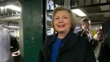 Moment comic la metrou: Hillary Clinton a întâmpinat dificultăți la validarea unui card de acces pe peron (VIDEO)
