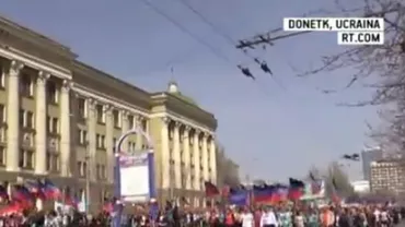 Aproape 10.000 de oameni au defilat în Donețk,  la a doua aniversare a proclamării de către rebeli a "Republicii Populare din Doneţk" (VIDEO)