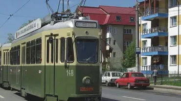 Iași: Un vatman supărat pe un copil că i-a murdărit geamul se folosește de cămașa acestuia pentru a curăța parbrizul (FOTO)