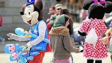 Presa spaniolă: Familiile de români își vând copiii grupurilor mafiote, aceștia obligându-i să fure și să cerșească în Madrid