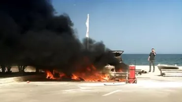 O mașină a ars ca o torță lângă un club din Mamaia (FOTO)