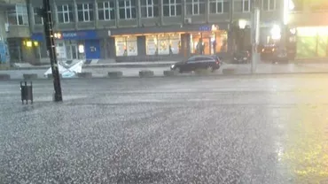 Traficul rutier din Iași, paralizat după o ploaie torențială (FOTO, VIDEO)