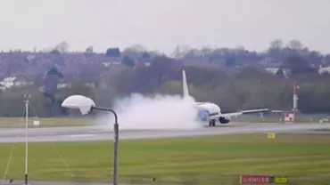Panică la bordul unui avion Blue Air: O anvelopă a explodat la aterizarea pe aeroportul Birmingham (VIDEO)