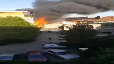 Incendiu puternic la o tâmplărie din Arad. Flăcări au ajuns la peste 20 de metri înălțime