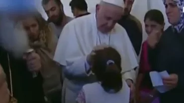 Papa Francisc a plecat din insula Lesbos însoţit de trei familii de refugiaţi sirieni, pe care le va caza la Vatican (VIDEO)