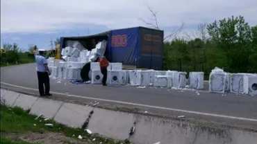 Accident incredibil la intrarea în Huși după ce zeci de mașini de spălat au căzut dintr-un TIR