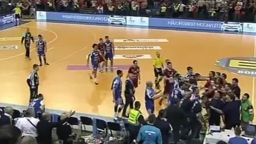 Tensiuni la finala Cupei Ungariei la handbal masculin:  Xavi Sabate, antrenorul echipei Veszprem, s-a prăbușit pe podea după ce a fost îmbrâncit de Juan Carlos Pastor de la Pick Szeged (VIDEO)