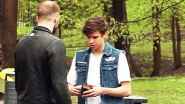 Gesturi scandaloase ale nepotului unui miliardar rus: Tănărul postează pe internet filmulețe în care încearcă să convingă, contra cost, diverse persoane să-i bea urina sau să umble dezbrăcate în faţa camerelor (VIDEO)