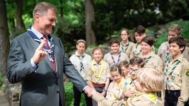 "Școala Altfel”: Klaus Iohannis, învățat de copii salutul de cercetaș  (FOTO, VIDEO)
