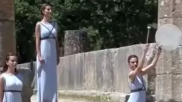 Flacăra olimpică de la JO 2016 a fost aprinsă la situl antic din Atena (VIDEO)