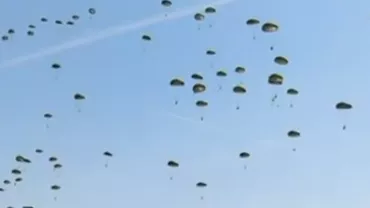 Ploaie cu Humvee: Trei mașini militare au fost distruse din cauza unor defecțiuni apărute la parașute (VIDEO)