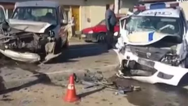 Trei polițiști, băgați în spital de o șoferiță neatentă: Mașina oamenilor legii, care transporta un bărbat urmărit general, lovită în plin de un alt autovehicul (VIDEO)