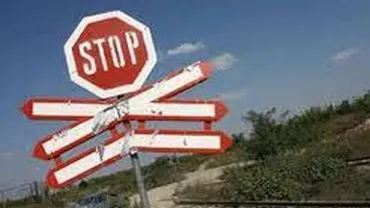 Arad: Un șofer a decedat după ce nu a ținut cont de semnalele de la calea ferată și a fost lovit în plin de lovomotivă
