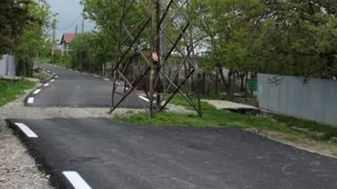 "Dorel" din Vrancea: Stâlp de înaltă tensiune, lăsat în mijlocul drumului proaspăt asfaltat (FOTO)