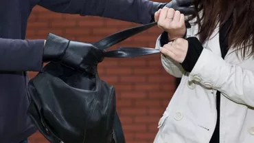 O femeie a fost tâlhărită de un adolescent de 15 ani în curtea unei biserici din centrul Capitalei (VIDEO)