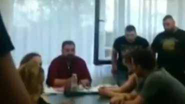 Ședință cu bodyguarzi: Consilierul PSD Florian Puiu, flancat de doi domni impunători, le cere tinerilor prezenți să aducă fiecare câte cinci membri de partid (VIDEO)
