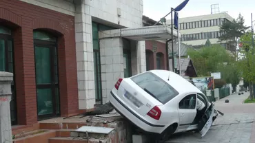 Un șofer s-a oprit cu mașina pe treptele unei clădiri din Sinaia, după ce a pierdut controlul volanului (FOTO)