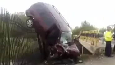 Accident grav în Mehedinți: O fată a fost proiectată prin parbriz, iar alte două persoane au rămas încarcerate (VIDEO)