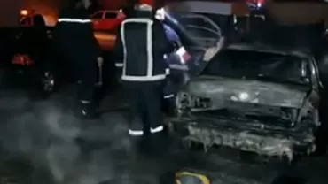 Mașini distruse de flăcări în orașul Gherla. Focul ar fi fost pus intenționat (VIDEO)