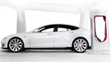Noua maşină electrică Tesla Model 3 şi modul în care a cucerit publicul şi celebrităţile