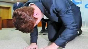 Un înotător sud-coreean a cerut în genunchi Federației Naționale de Natație să-i permită participarea la Jocurile Olimpice (VIDEO)