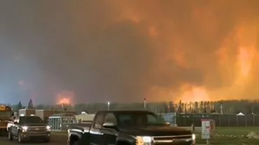 Canada: Peste 80.000 de sinistrați în urma incendiilor de vegetație din provincia Alberta. „Dacă de uiți de sus, ți se rupe inima” (VIDEO)
