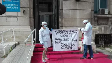 Protest la Ministerului Sănătății, intrarea instituției a fost vopsită în roșu de manifestanți: "Acesta e celebrul dezinfectant diluat de zece ori care curăță perfect" (VIDEO, FOTO)