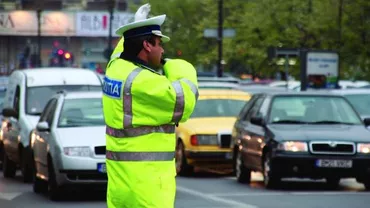 Un polițist conștiincios și-a continuat activitatea din mijlocul intersecției în picioarele goale, după ce pantofii i se udaseră și renunțase la ei (FOTO)