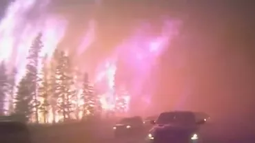 Incendii extinse în Canada: Orașul Fort McMurray este înghițit treptat de flăcări (VIDEO)