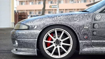 Operă de artă pe patru roți! O femeie talentată la desen a acoperit zgârieturile de pe mașină (FOTO)