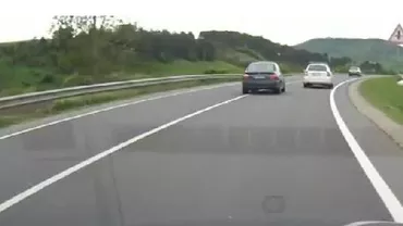 Inconștiență în trafic: O femeie surprinde pe camera video doi șoferi care o depășesc la limită (VIDEO)