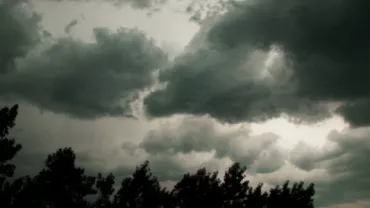 Vreme instabilă în vestul și sudul țării. Cod galben de inundații pe râurile Caraș Severin și Timiș (VIDEO)