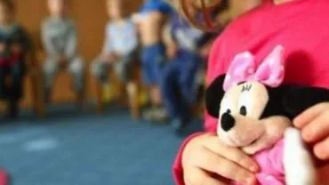 Craiova: O anchetă a fost deschisă la un centru de plasament după ce o educatoare a obligat un copil să meargă la culcare
