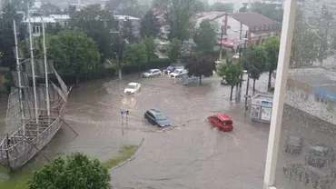 Străzile din Mangalia au fost inundate în urma ploilor torențiale (FOTO)