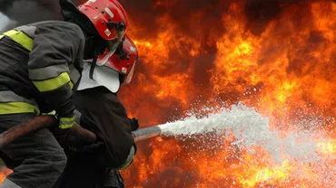 Camion în flăcări, în curtea fabricii de geamuri din Buzău