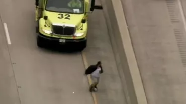 Cu pantalonii în vine, pe autostradă. Așa a fugit un bărbat din SUA de autoritățile care îl urmăreau (VIDEO)