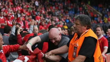 Început de meci tensionat între Liverpool și Sevilla după ce unii dintre fani s-au luat la bătaie (VIDEO)