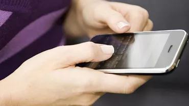 O femeie riscă să fie deportată pentru că a controlat telefonul mobil al soțului ei